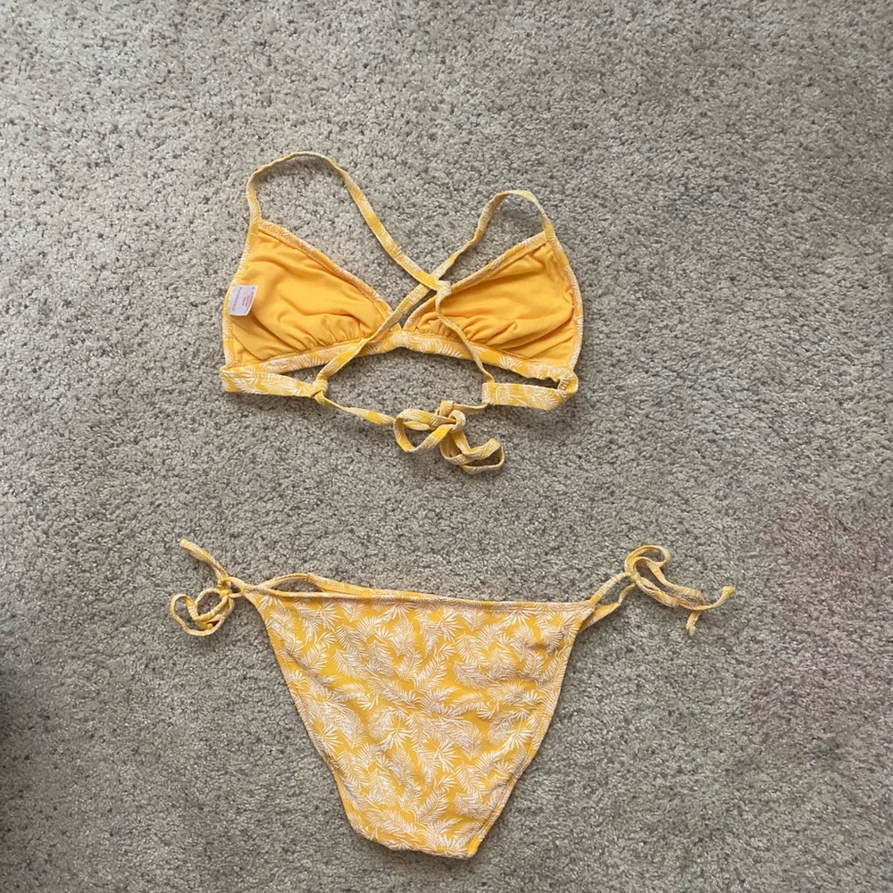 Bikini - Picture 2 of 2